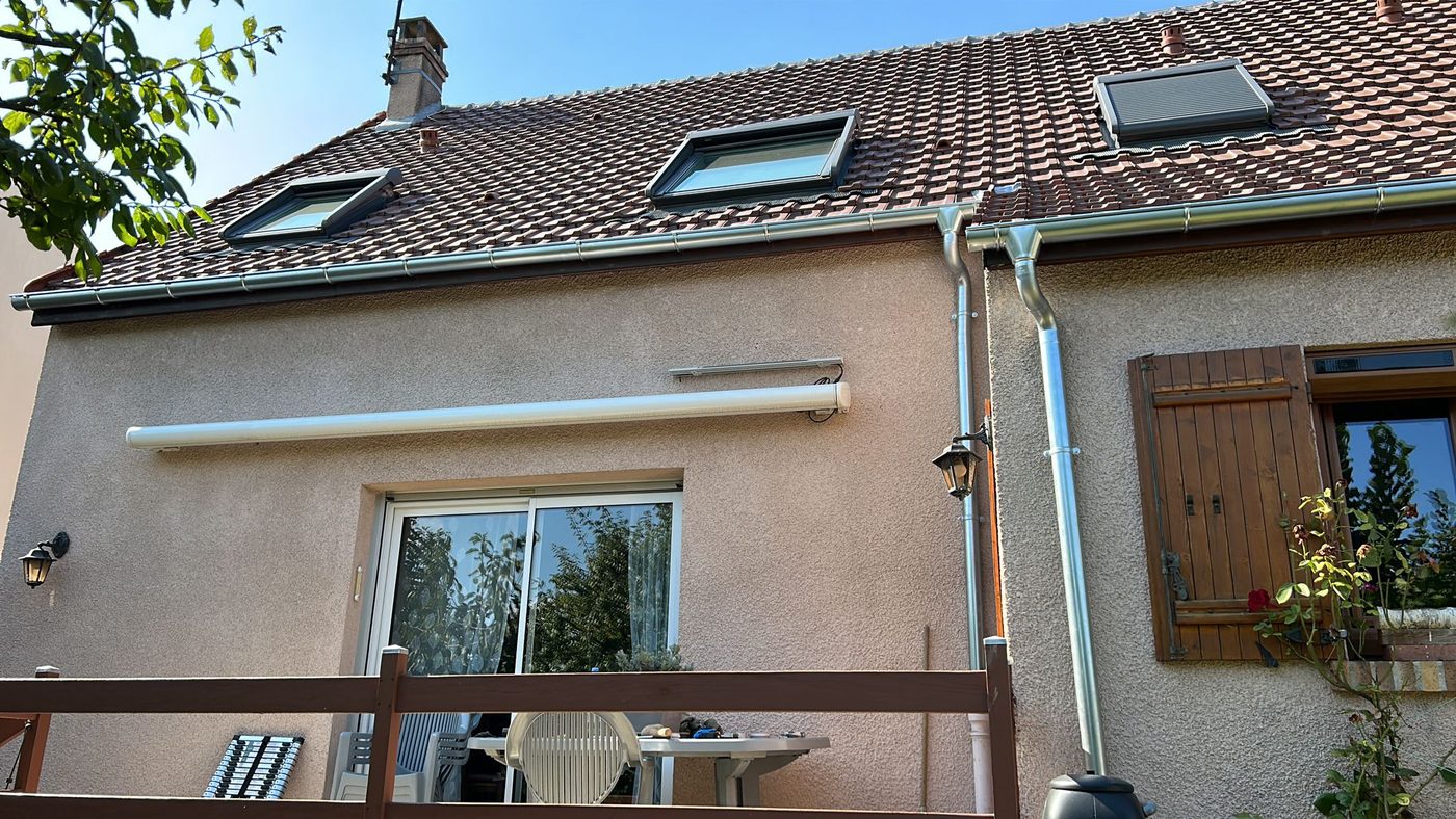 Rénovation de gouttières et descentes en zinc avec pose de fenêtres de toit par Bauer Couverture, Val-d'Oise