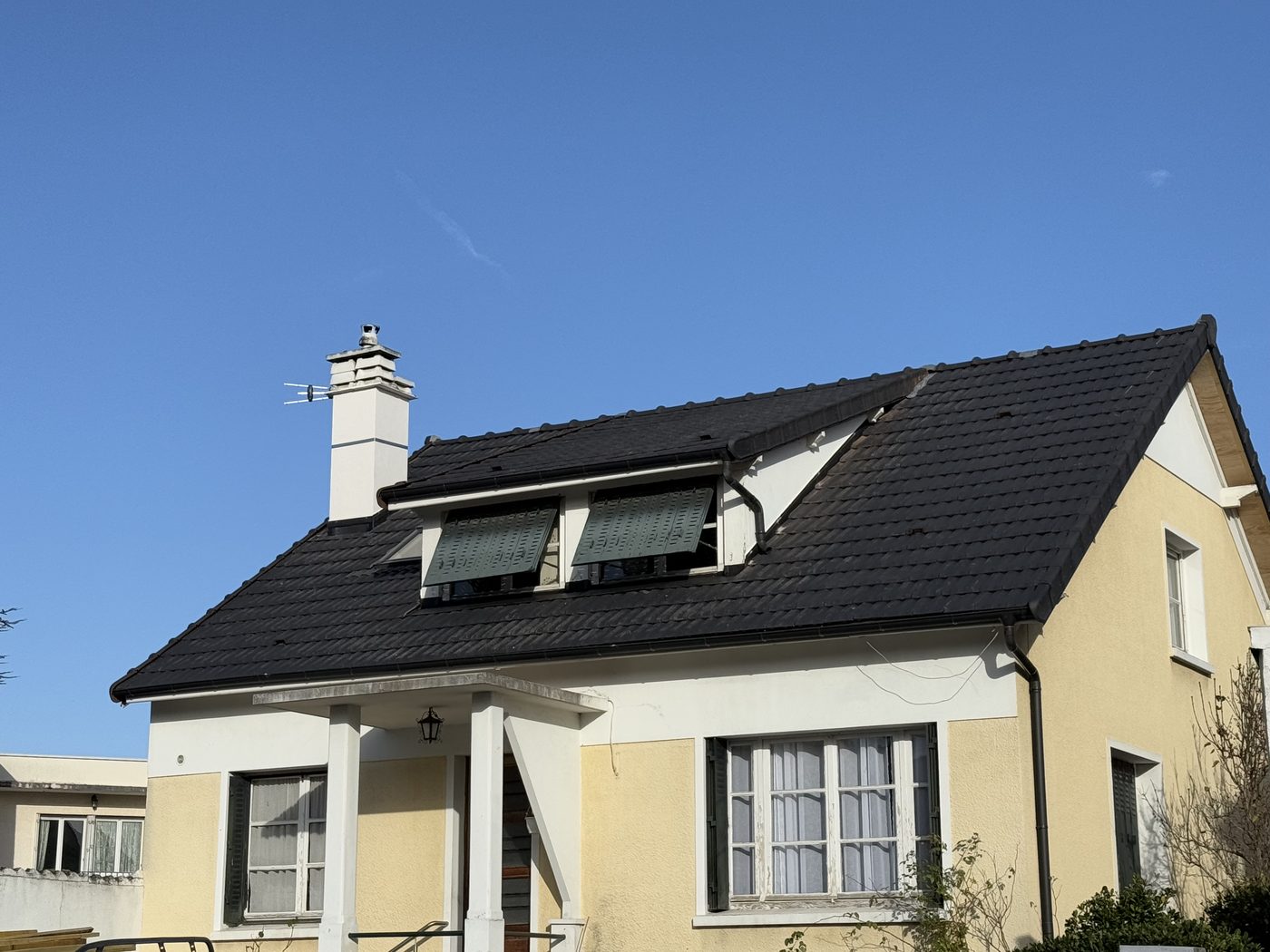 Toiture rénovée avec tuiles teinte anthracite par Bauer Couverture, couvreur Sannois