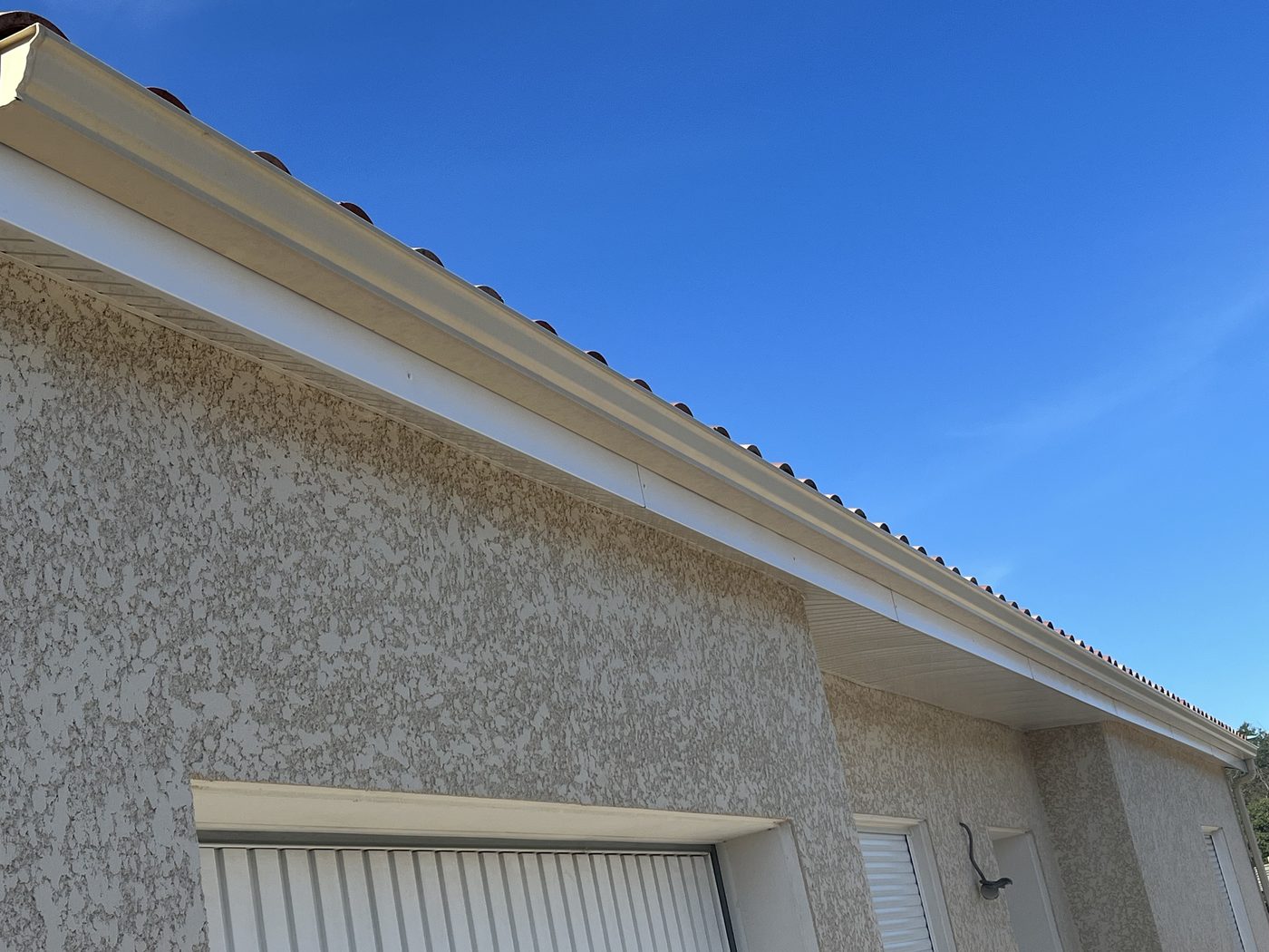 Habillage de bandeaux et pose de gouttières par Bauer Couverture, Val-d'Oise