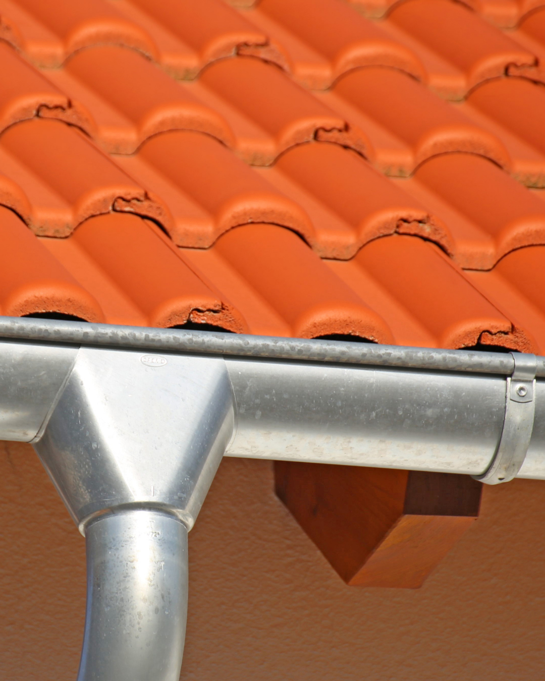 Gouttière en zinc posée par un artisan zingueur professionnel